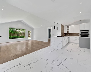 2206 Saxon Drive - Photo Thumbnail 6