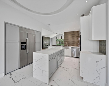 2206 Saxon Drive - Photo Thumbnail 9