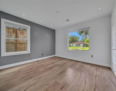 2206 Saxon Drive - Photo Thumbnail 30
