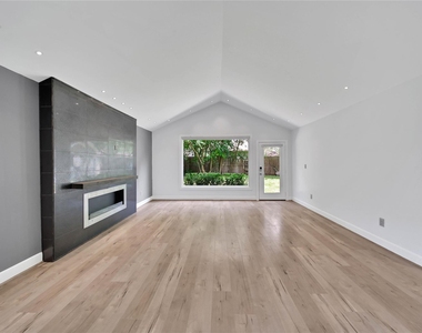2206 Saxon Drive - Photo Thumbnail 4