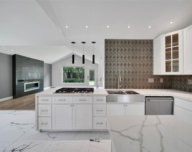 2206 Saxon Drive - Photo Thumbnail 8