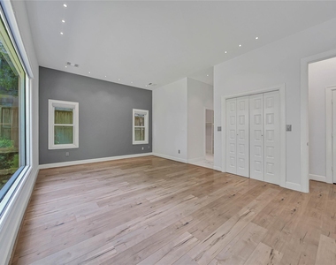 2206 Saxon Drive - Photo Thumbnail 21