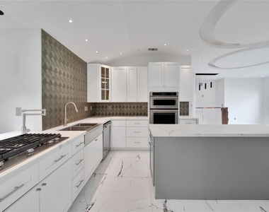 2206 Saxon Drive - Photo Thumbnail 12