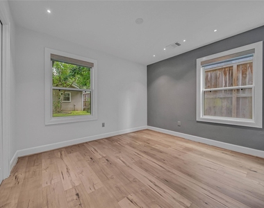 2206 Saxon Drive - Photo Thumbnail 34