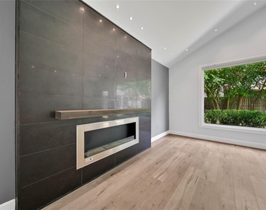 2206 Saxon Drive - Photo Thumbnail 5