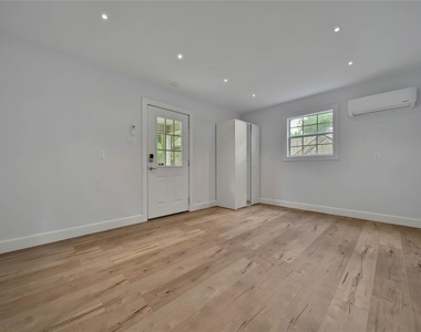 2206 Saxon Drive - Photo Thumbnail 36