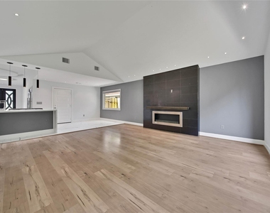2206 Saxon Drive - Photo Thumbnail 2