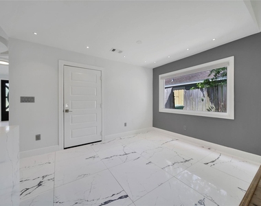 2206 Saxon Drive - Photo Thumbnail 13