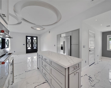 2206 Saxon Drive - Photo Thumbnail 11