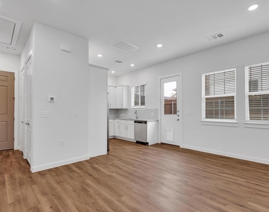 2709-804 Rockhill Road - Photo Thumbnail 2