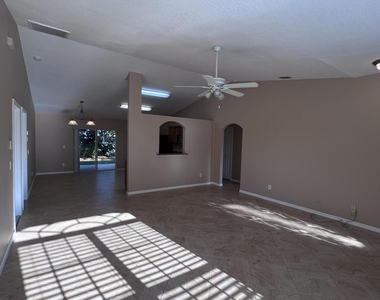 830 Laurel Drive - Photo Thumbnail 5