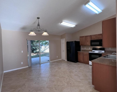 830 Laurel Drive - Photo Thumbnail 3