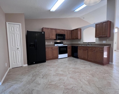 830 Laurel Drive - Photo Thumbnail 4