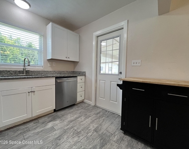 801 Hampton Way - Photo Thumbnail 7