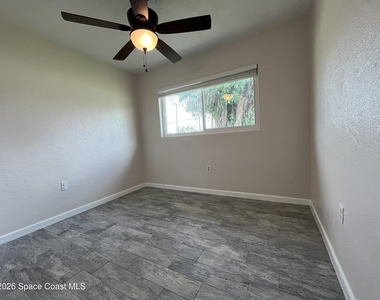 801 Hampton Way - Photo Thumbnail 9