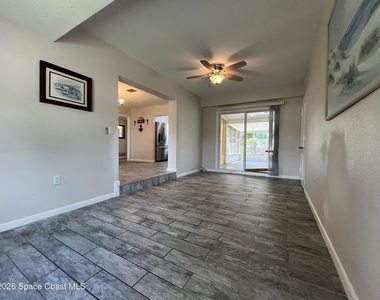 801 Hampton Way - Photo Thumbnail 5