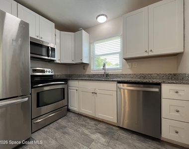 801 Hampton Way - Photo Thumbnail 6