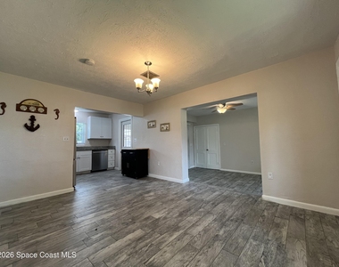 801 Hampton Way - Photo Thumbnail 3