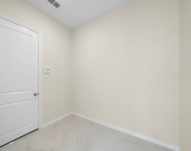 9806 Oakwood Trail - Photo Thumbnail 15