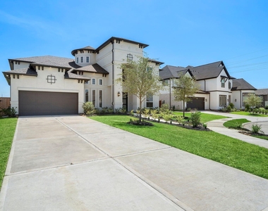 9806 Oakwood Trail - Photo Thumbnail 1