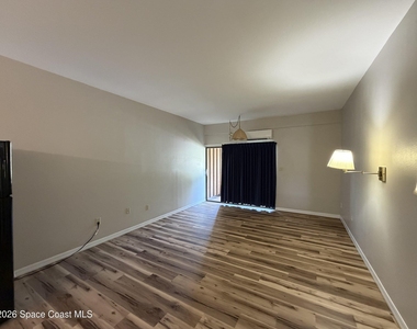 2180 Country Club Drive - Photo Thumbnail 2