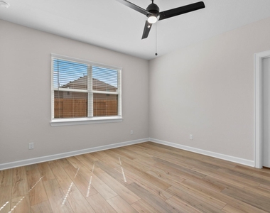 1126 Campside Drive - Photo Thumbnail 8
