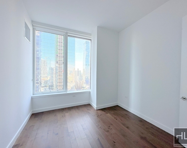 West 36 Street - Photo Thumbnail 3