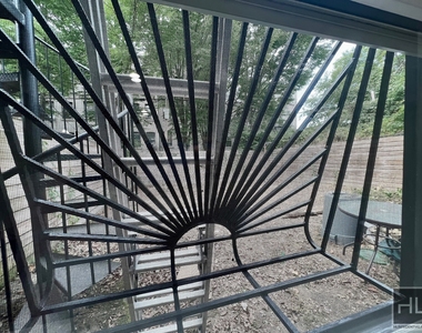 225 Mac Dougal Street - Photo Thumbnail 8