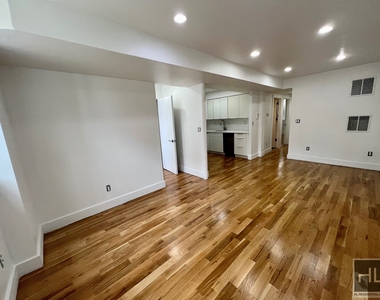 225 Mac Dougal Street - Photo Thumbnail 2