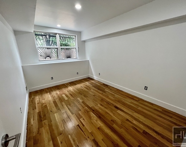 225 Mac Dougal Street - Photo Thumbnail 9