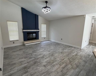 3221 Oakwood Place - Photo Thumbnail 7