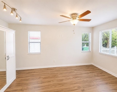 1915 W Orient Street - Photo Thumbnail 2