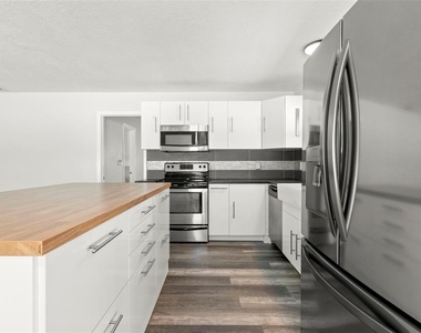 4510 68th Avenue N - Photo Thumbnail 7