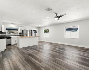 4510 68th Avenue N - Photo Thumbnail 4