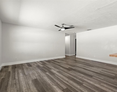 4510 68th Avenue N - Photo Thumbnail 6