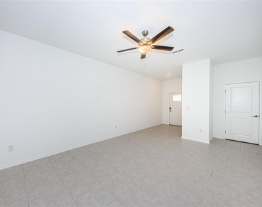 8327 Crescent Oaks Drive - Photo Thumbnail 7
