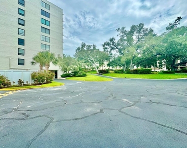 220 Belleview Boulevard - Photo Thumbnail 4