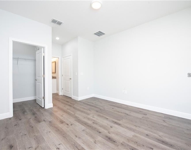 574 Geraldine Drive - Photo Thumbnail 6