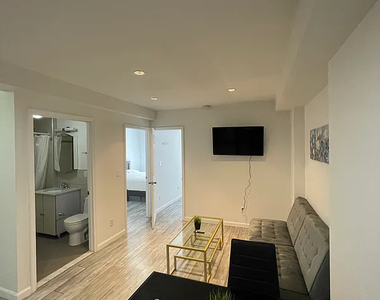 West 48th Street - Photo Thumbnail 3