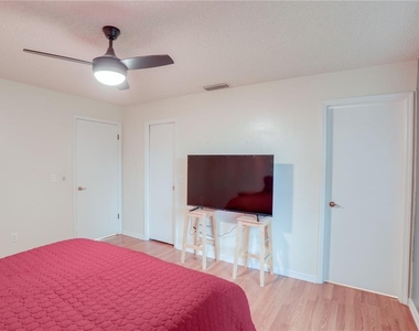 407 Douglas Way - Photo Thumbnail 11