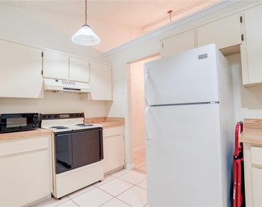 407 Douglas Way - Photo Thumbnail 6
