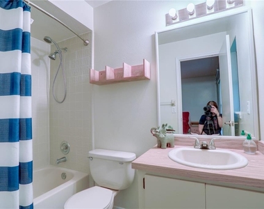 407 Douglas Way - Photo Thumbnail 12