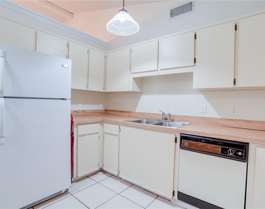 407 Douglas Way - Photo Thumbnail 5