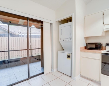407 Douglas Way - Photo Thumbnail 7