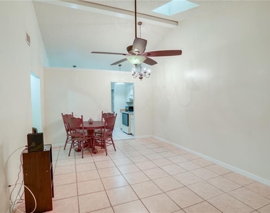 407 Douglas Way - Photo Thumbnail 3