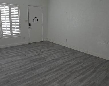 944 Kensington Drive - Photo Thumbnail 3