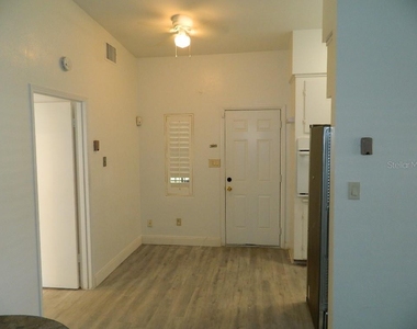 944 Kensington Drive - Photo Thumbnail 4