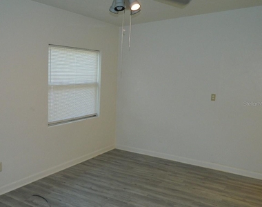 944 Kensington Drive - Photo Thumbnail 13