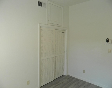 944 Kensington Drive - Photo Thumbnail 16