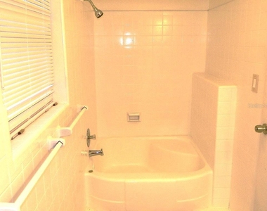 944 Kensington Drive - Photo Thumbnail 18